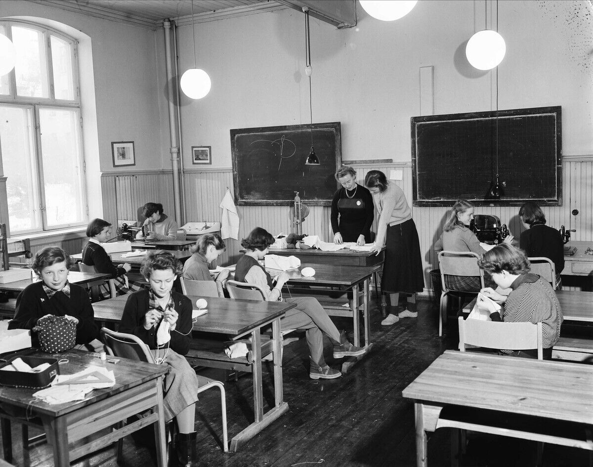 Et klasserom på Hartvig Nissens skole hvor flere elever sitter og jobber ved pultene sine.