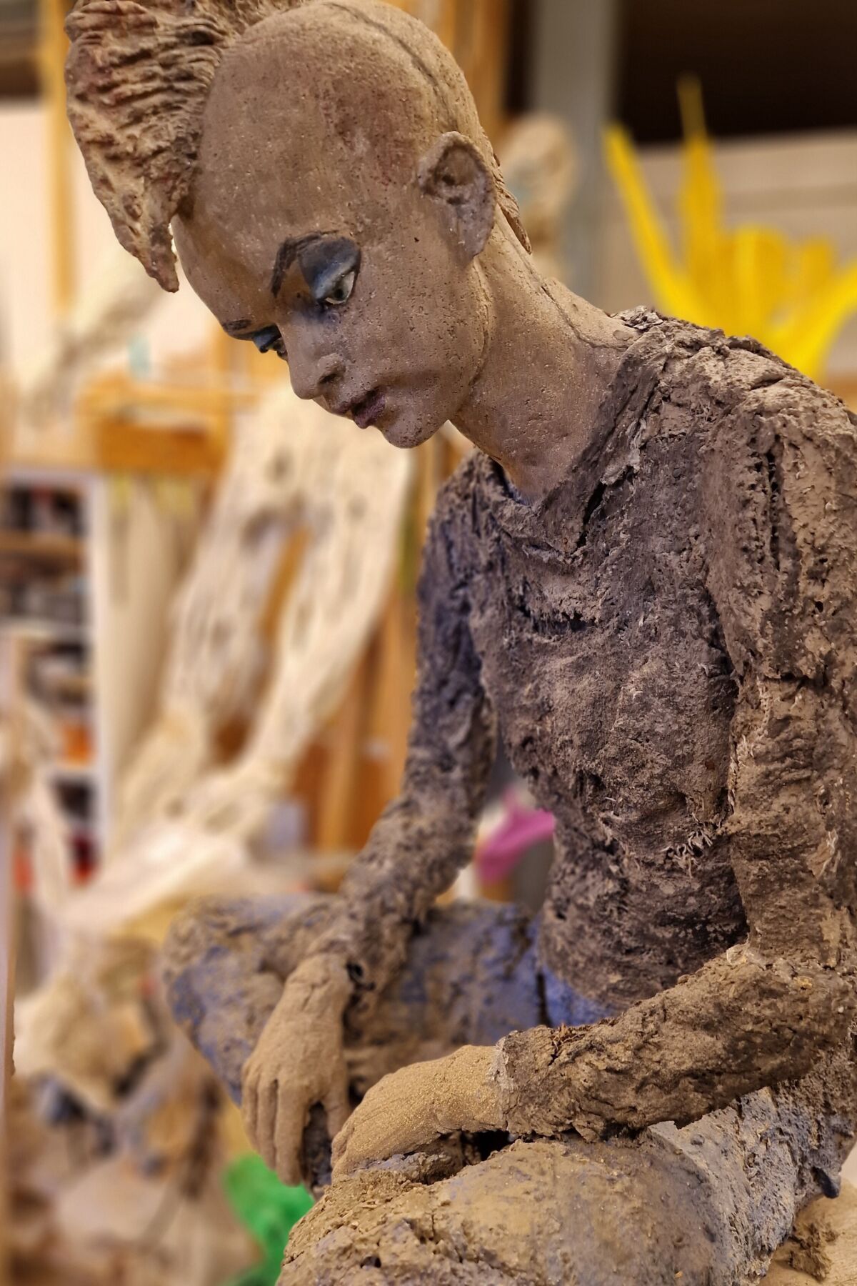 Skulptur av Marit Wiklund som portretterer en punker.