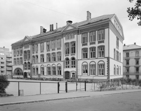 Svart-hvit foto av Hartvig Nissens skole med skolegården foran.