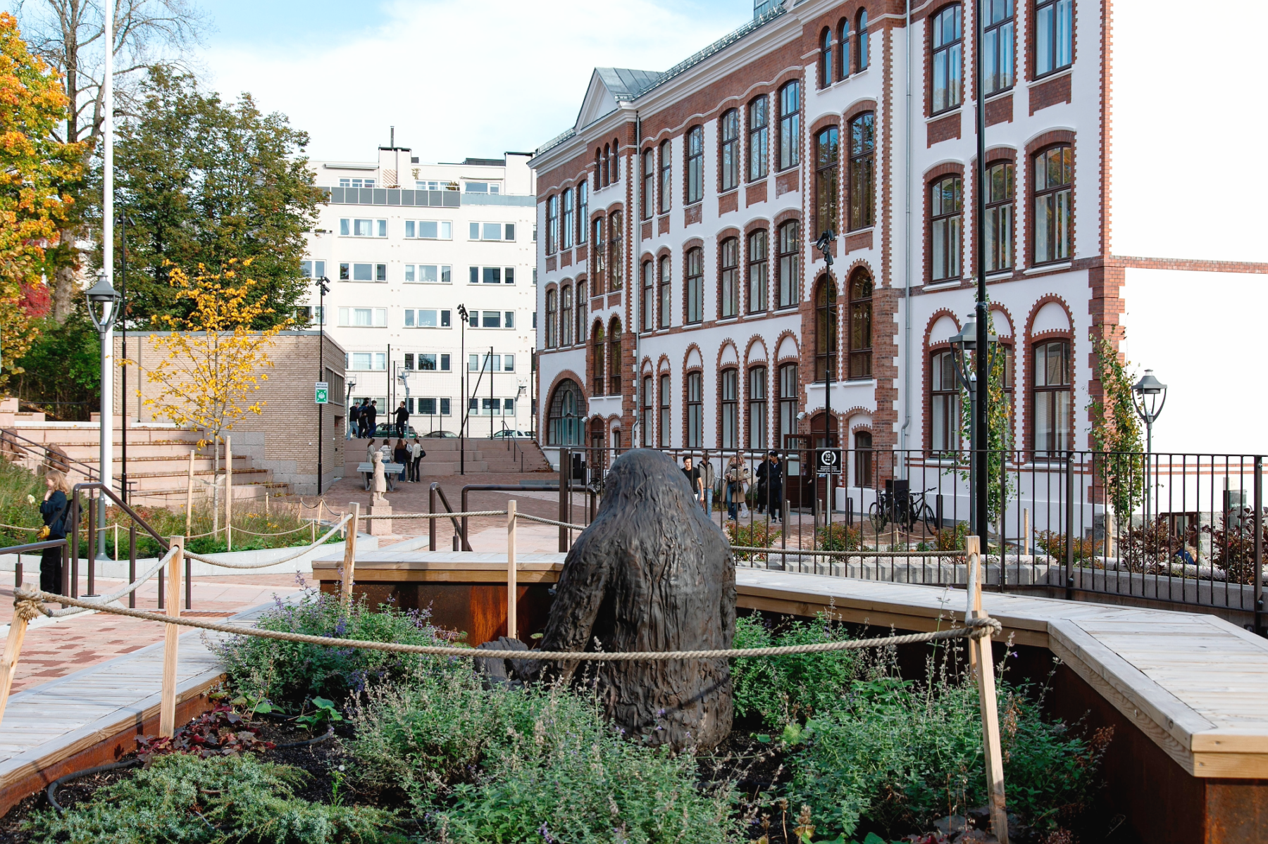 Nissen skole med skulptur av Andrea Scholze. Utendørs foto.