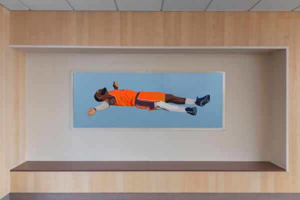 Foto av et maleri hengende over en sittenisje.