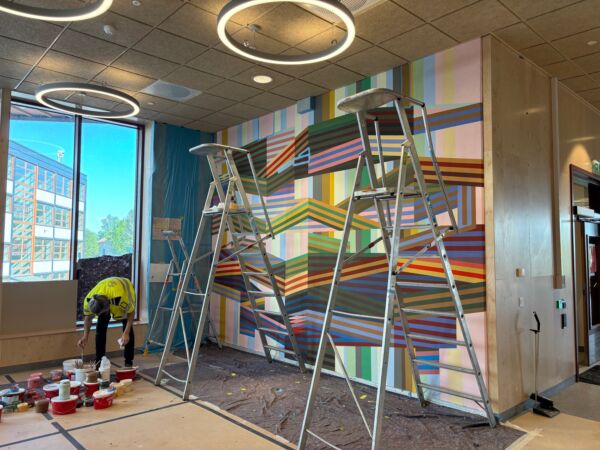 Fargerikt veggmaleri av Ester Maria Bjørneboe i prosess på Hovseter skole.