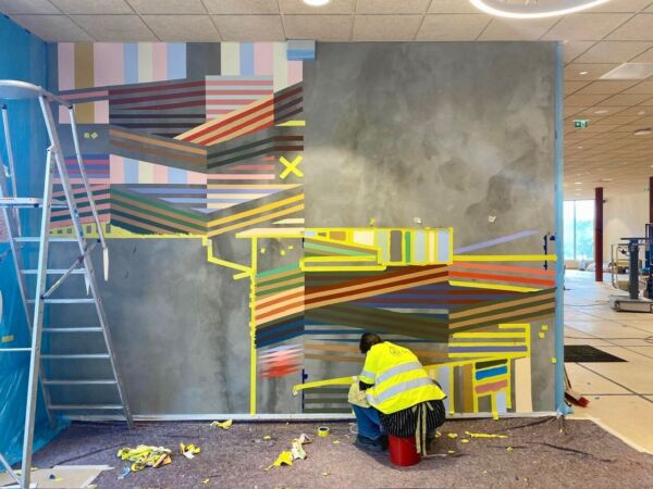 Fargerikt veggmaleri av Ester Maria Bjørneboe i prosess på Hovseter skole.