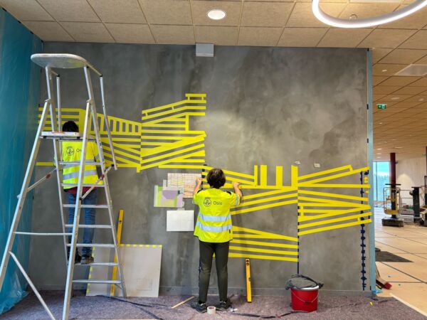 Fargerikt veggmaleri av Ester Maria Bjørneboe i prosess på Hovseter skole.