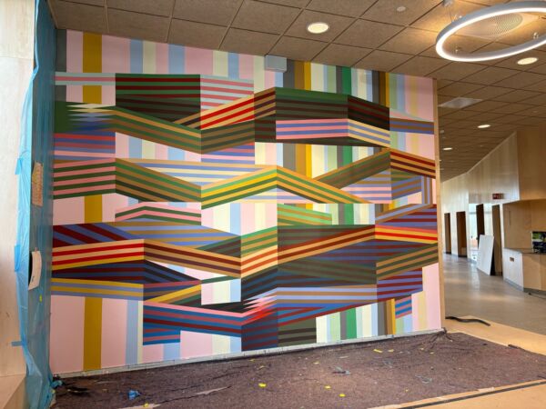 Fargerikt veggmaleri av Ester Maria Bjørneboe i prosess på Hovseter skole.