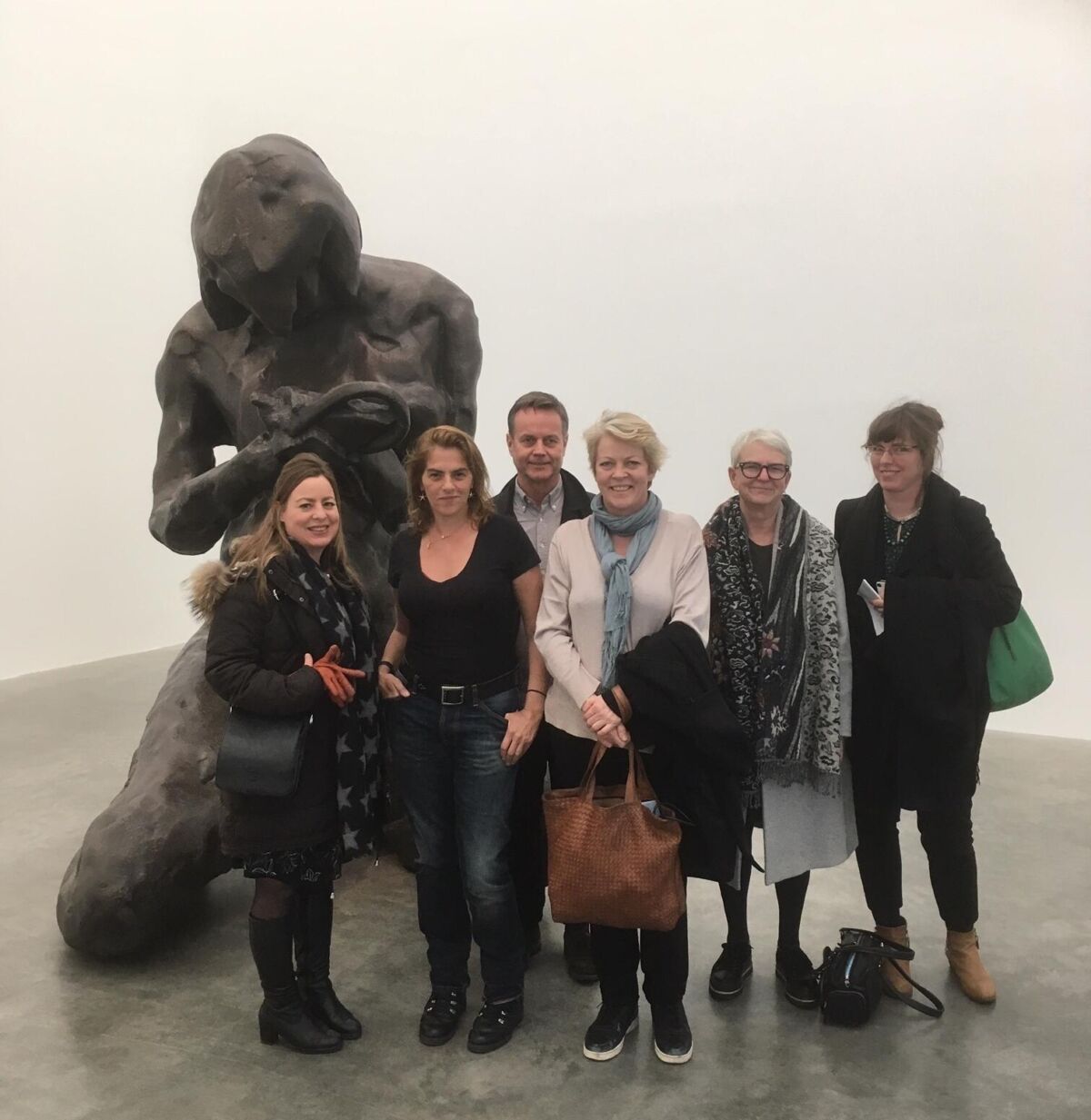 Kunstner og Kulturetatens prosjektgruppe står foran en utgave av skulpturen Moren på White Cube galleri i London. Foto