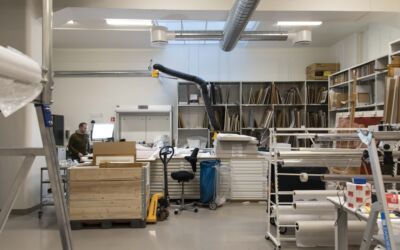 Foto av malerikonservator i magasin. Foto