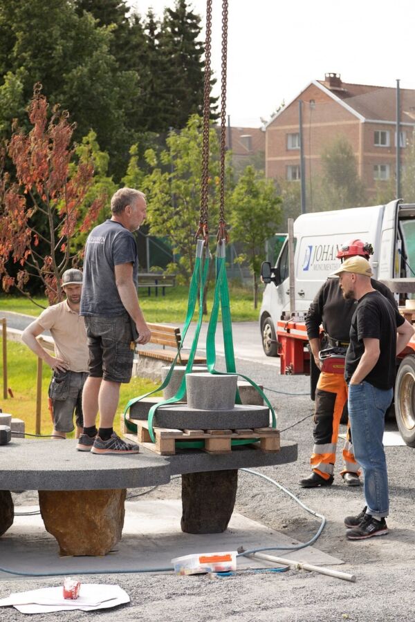 Foto fra monteringen av Are Mokkelbosts verk "Alba" (2025). Foto av Anders Valde.