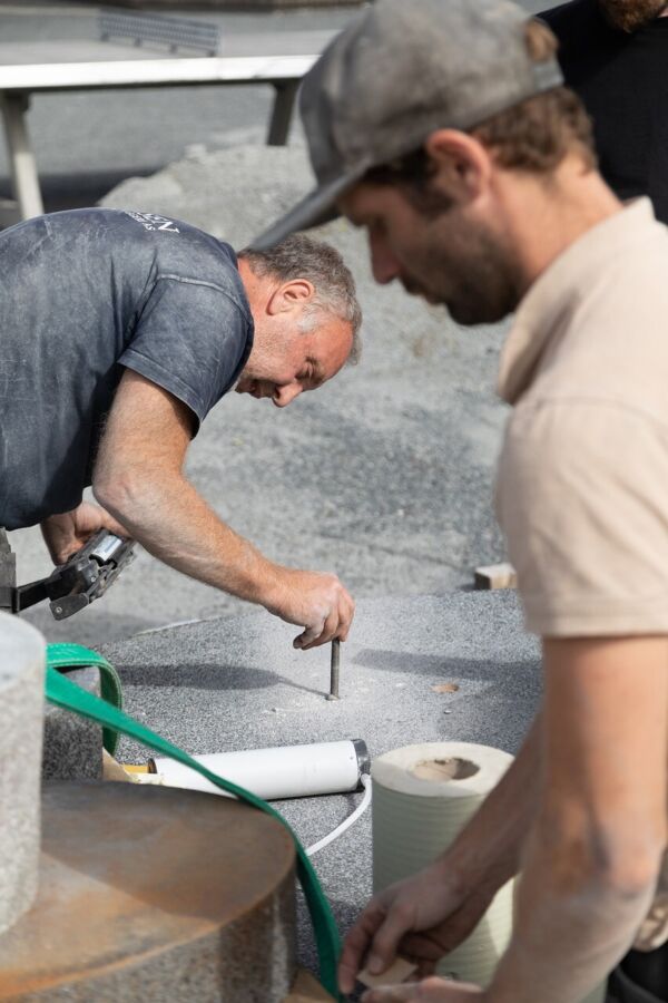 Foto fra monteringen av Are Mokkelbosts verk "Alba" (2025). Foto av Anders Valde.