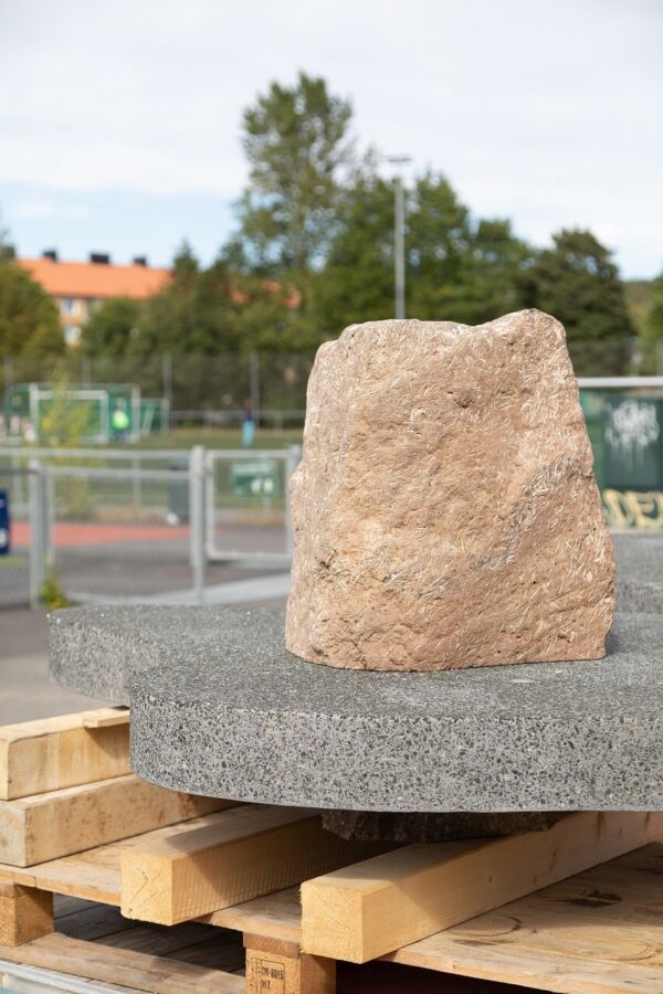 Foto fra monteringen av Are Mokkelbosts verk "Alba" (2025). Foto av Anders Valde.