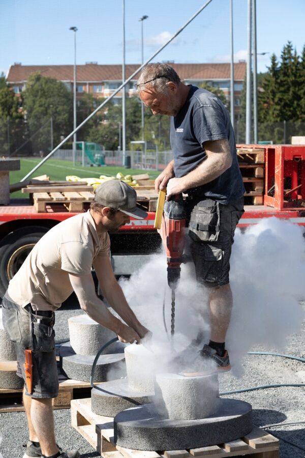 Foto fra monteringen av Are Mokkelbosts verk "Alba" (2025). Foto av Anders Valde.