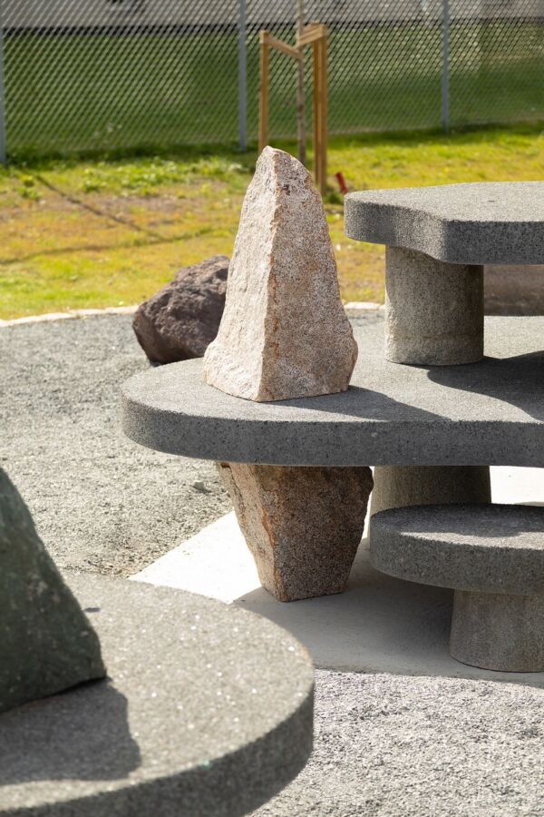 Foto fra monteringen av Are Mokkelbosts verk "Alba" (2025). Foto av Anders Valde.