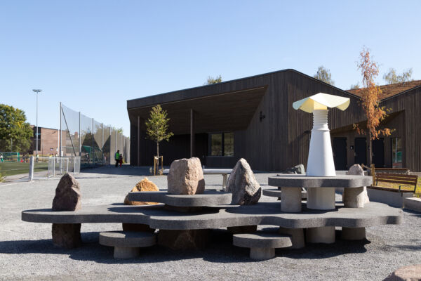 Foto av Are Mokkelbosts skulptur foran Kalbakken servicesenter