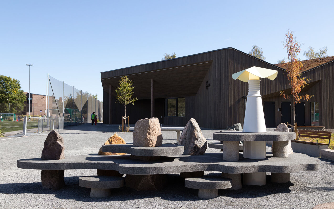 Foto av Are Mokkelbosts skulptur foran Kalbakken servicesenter