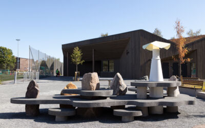 Foto av Are Mokkelbosts skulptur foran Kalbakken servicesenter