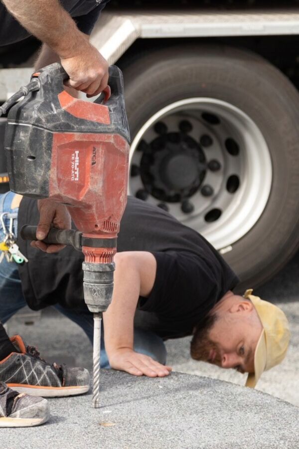 Foto fra monteringen av Are Mokkelbosts verk "Alba" (2025). Foto av Anders Valde.