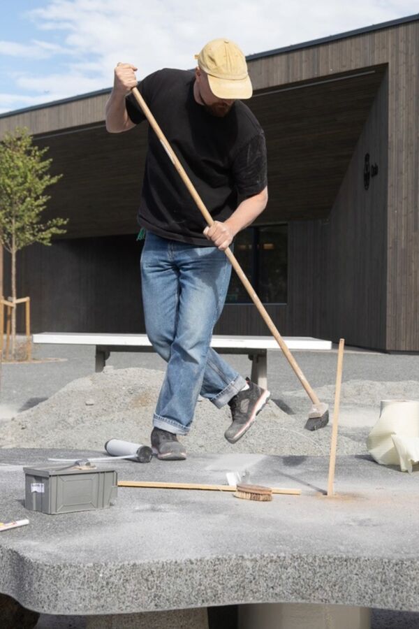 Foto fra monteringen av Are Mokkelbosts verk "Alba" (2025). Foto av Anders Valde.