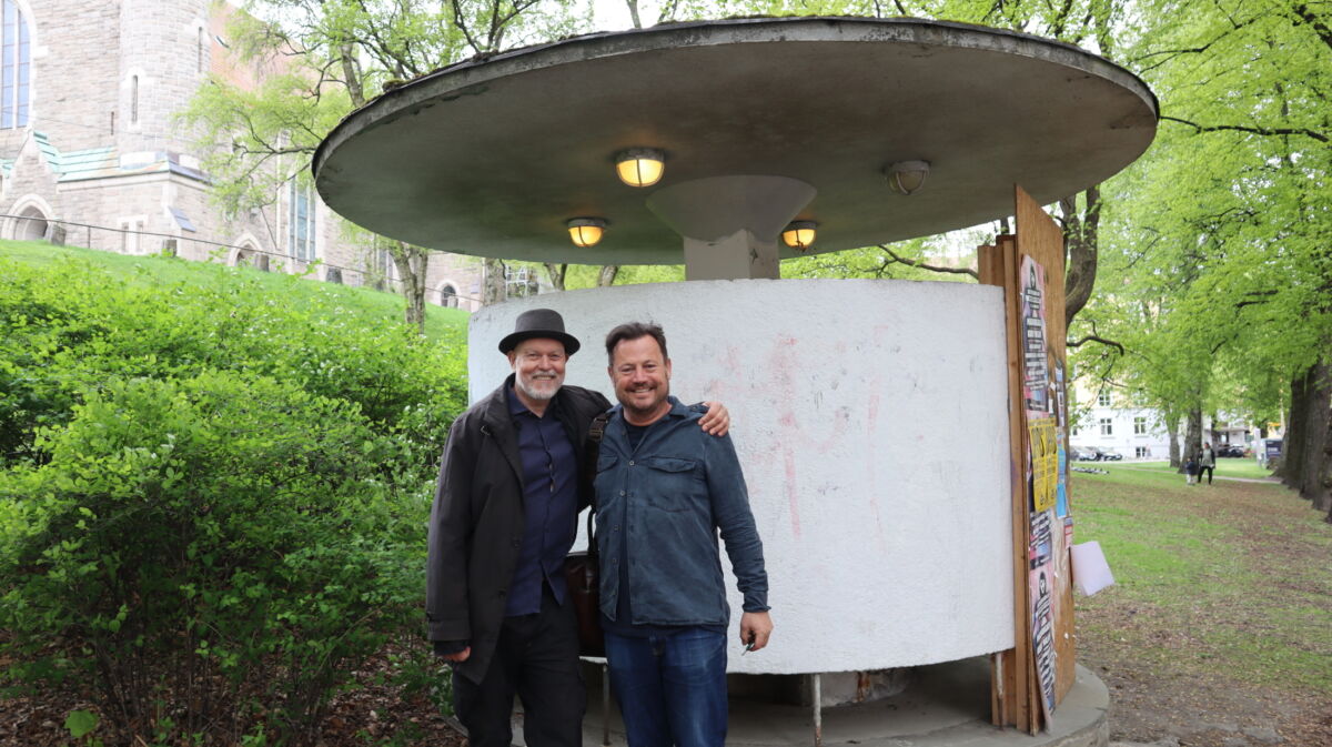 Kunstner Per Barclay og prosjektleder og kurator Ole Slyngstadli står foran verket Kjærlighetskarusellen. Foto
