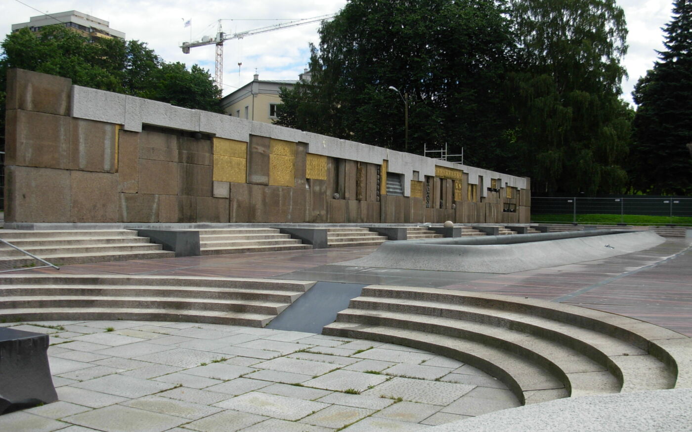 Den flerkulturelle plass og Muren i Klosterenga park. Foto
