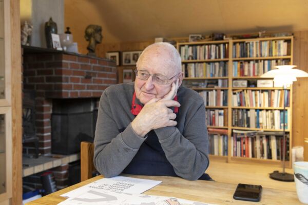 Portrett av Jørn Skaare hjemme i stua. Foto