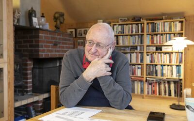 Portrett av Jørn Skaare hjemme i stua. Foto