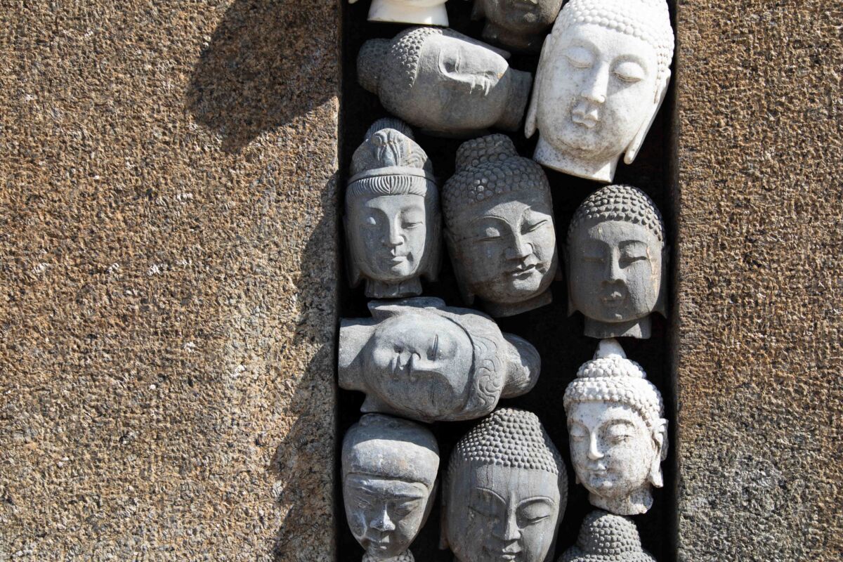 Buddhahoder i en skulptur. Foto.
