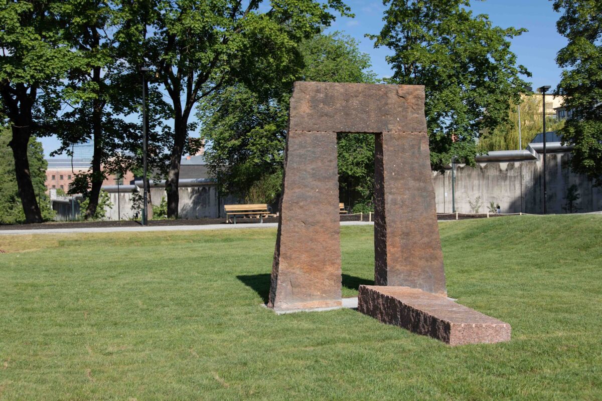 Portalskulptur i park. Foto.