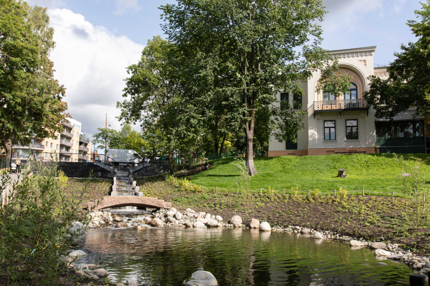 Foto av bekk og grøntområder i Klosterenga park.