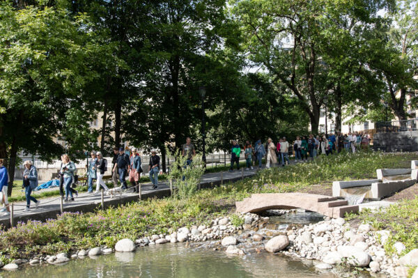Foto av en kunstvandring med mange mennesker som går på stien gjennom Klosterenga park.