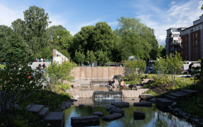 Foto av bekk, kunst og grøntområde i Klosterenga park.