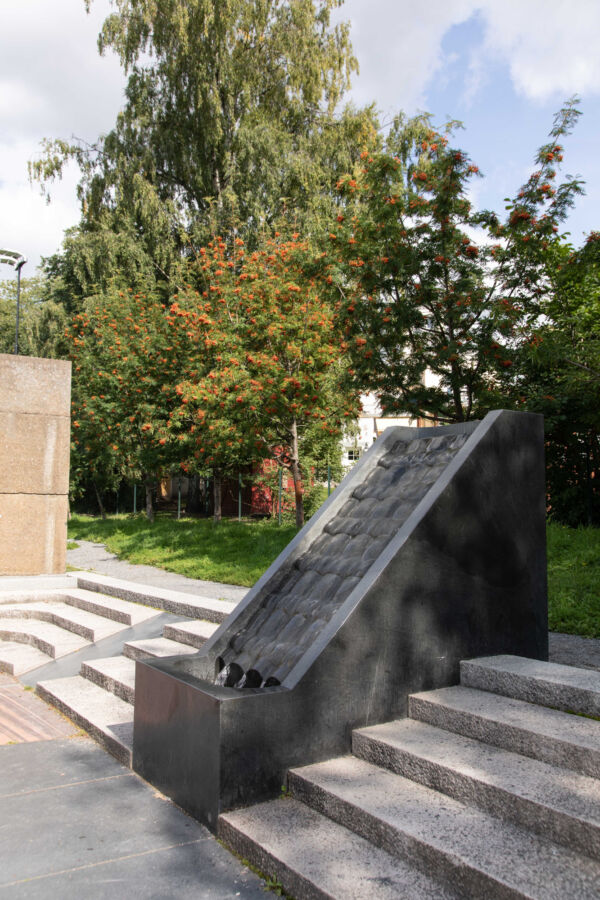 Foto av en bølgete steinskulptur i Klosterenga park.