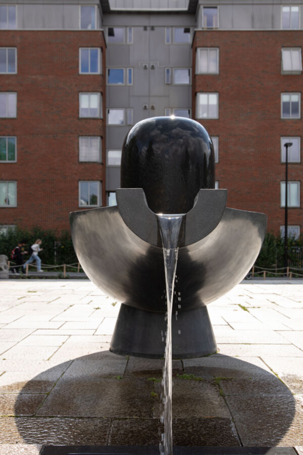 Foto av en vannskulptur i Klosterenga park.