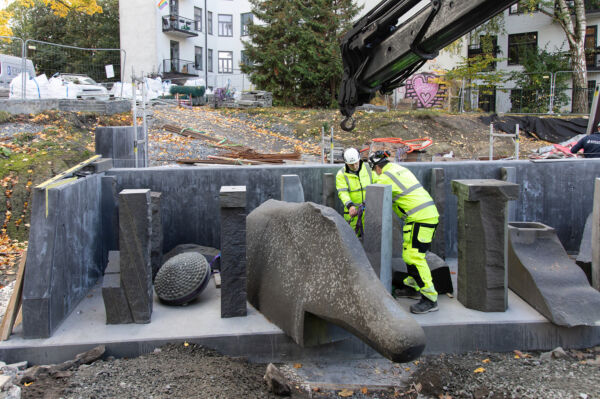 Foto av montering av steinskulpturene i Grotten i Klosterenga park.