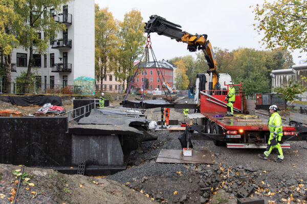 Foto av montering av steinskulpturene i Grotten i Klosterenga park.