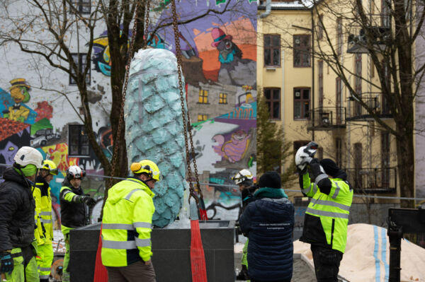 Foto av montering av en kongleskulptur.