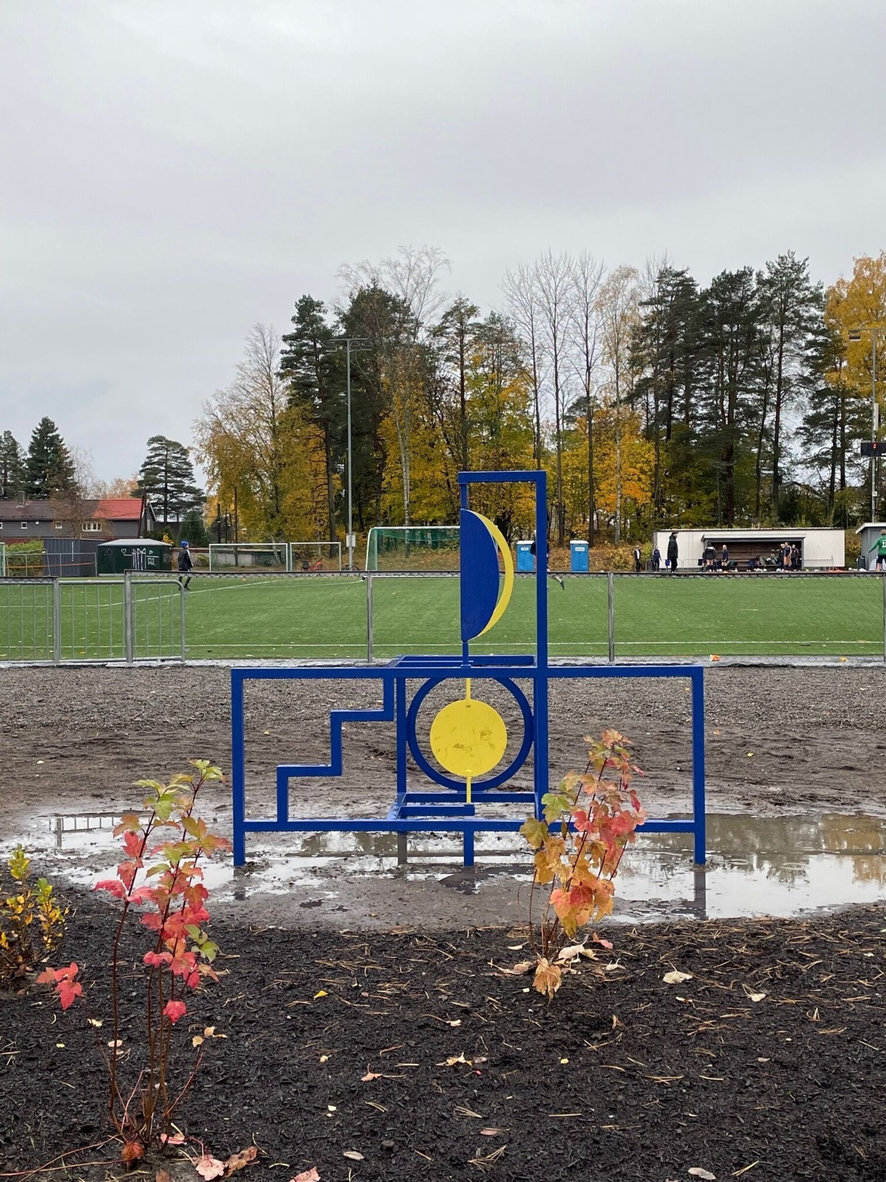 Kunstverk, blå og gul skulptur på skoleplass. Foto