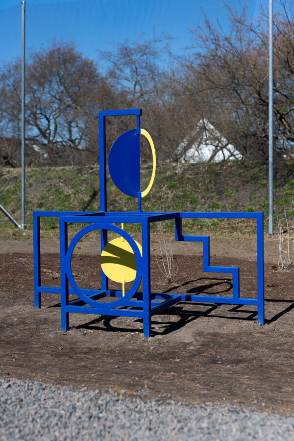 Geometrisk skulptur i blå og gul. Foto.