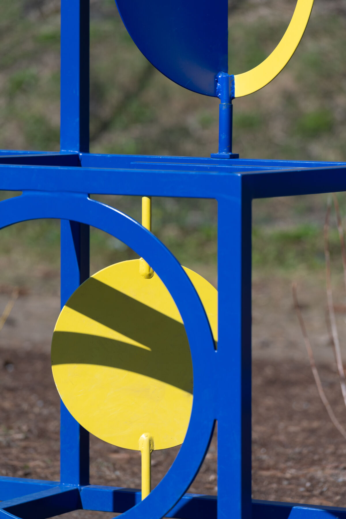 Geometrisk skulptur i blå og gul. Foto.