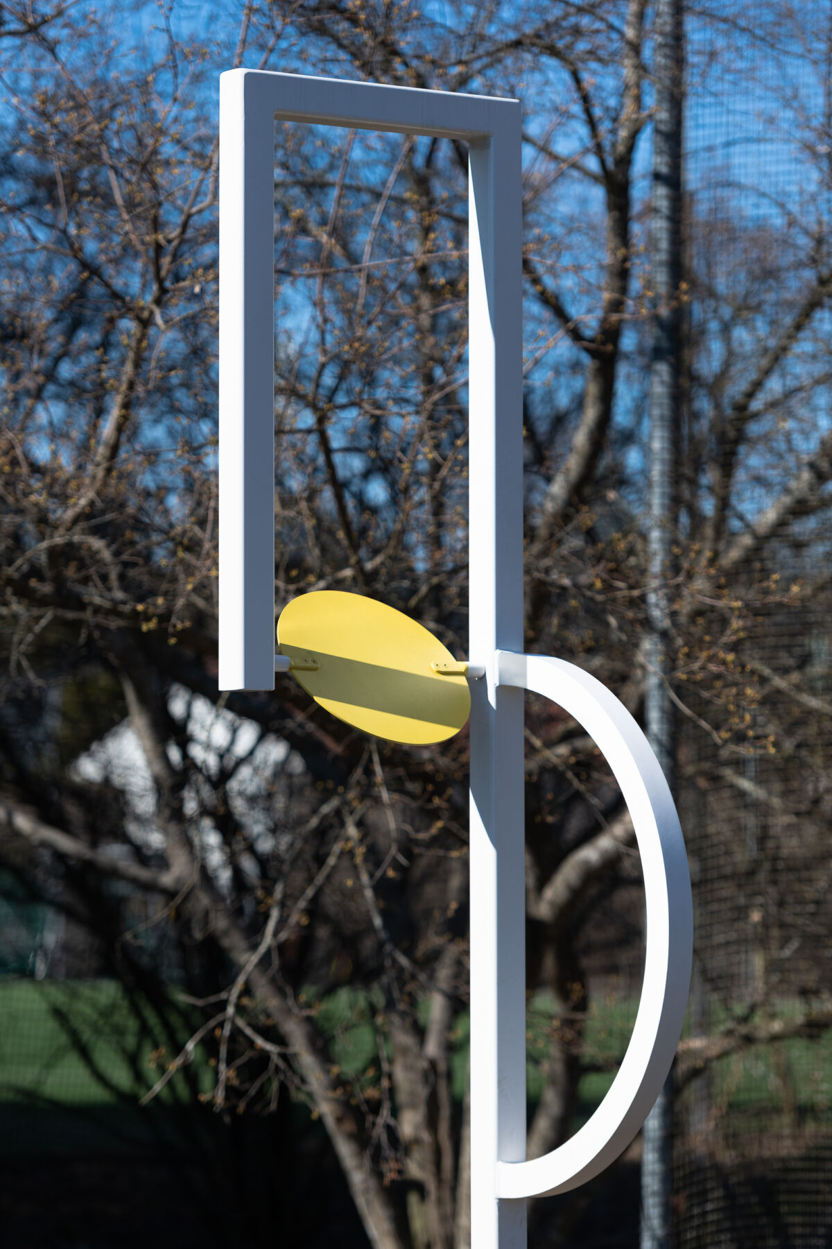 Geometrisk skulptur i hvit og gul. Foto.