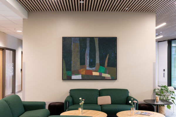 Foto av et maleri med skogsmotiv hengende over en grønn sofa på Lambertseterhjemmet.