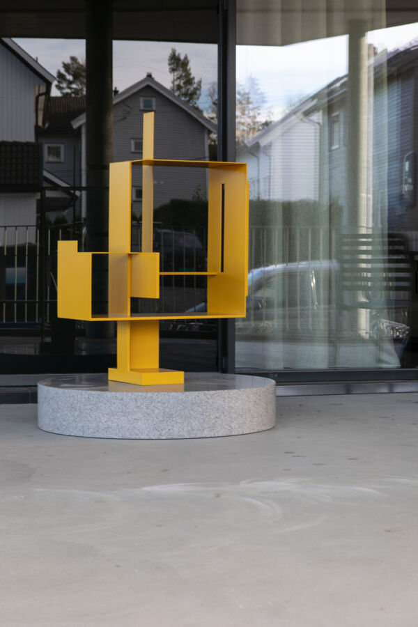 Foto av okergul skulptur utenfor Lambertseterhjemmet.