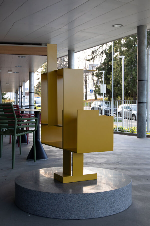 Foto av okergul skulptur utenfor Lambertseterhjemmet.