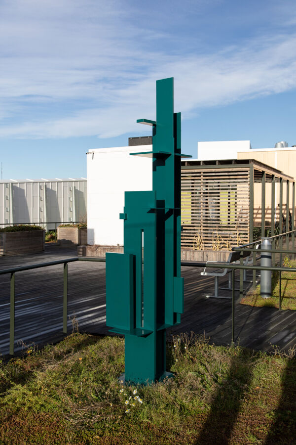 Foto av blågrønn skulptur utenfor Lambertseterhjemmet.