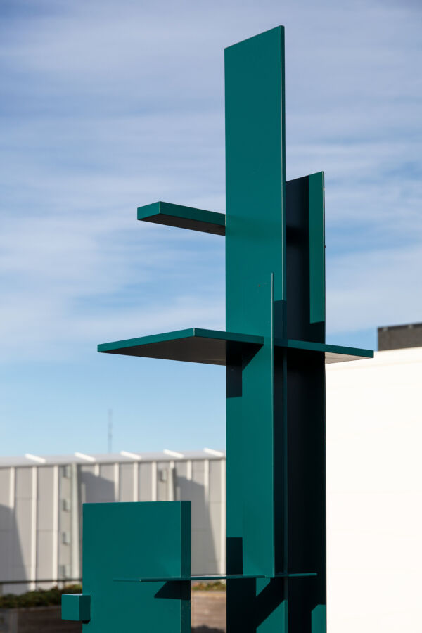 Foto av blågrønn skulptur utenfor Lambertseterhjemmet.