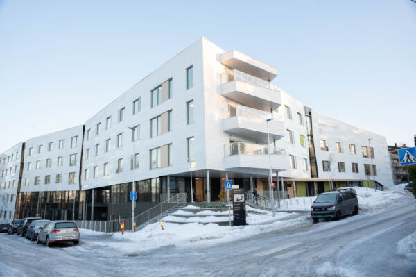 Foto av Lambertseterhjemmet fra utsiden i snøvær.