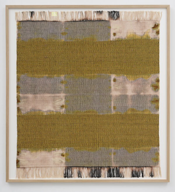 Foto av et kvadratisk tekstilverk, innrammet og hengende på en vegg.