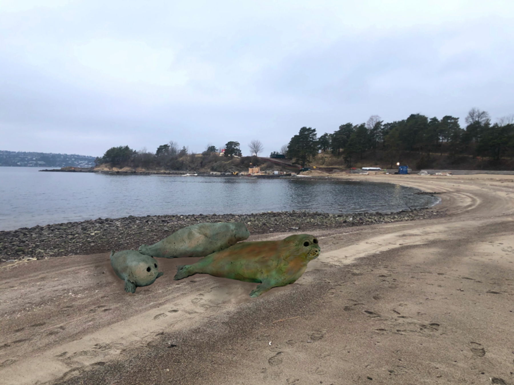 Tre skulpturer av tre seler på en strand. Rendering.