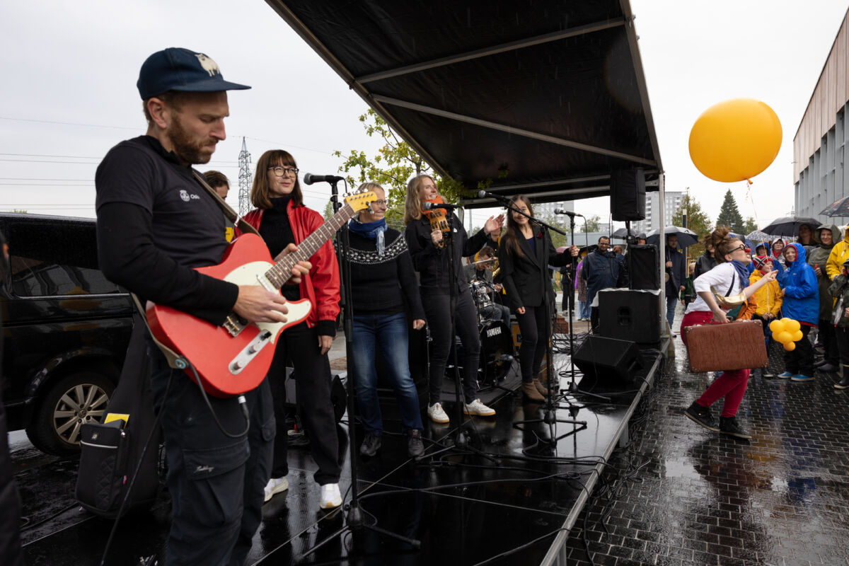 Band spiller på åpningsarrangement. Foto