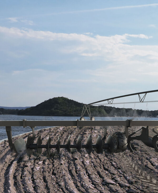 En maskin pløyer jord, øy og fjord i bakgrunnen. Rendering