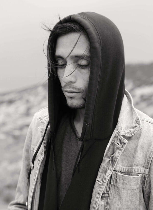 Portrett av kunstner Villar Rojas, han har en sort hettegenser på seg. Foto